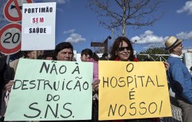 Utentes concentram-se junto ao Hospital de Portimão