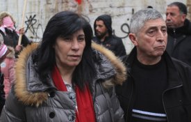 Palestinianos exigem a libertação de Khalida Jarrar para funeral da filha