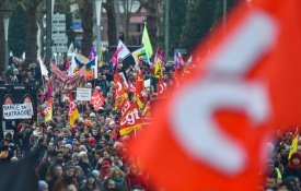 Protestos contra a reforma das pensões continuam fortes em França