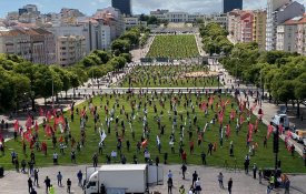 Na rua, em defesa de direitos e salários