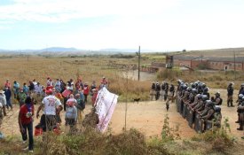 Polícia Militar despeja 450 famílias do Movimento Sem Terra