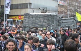 Protesto de estudantes no Chile volta a ser alvo de repressão