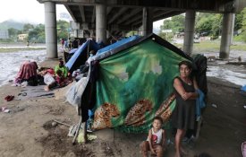 Afectadas pelos furacões, milhares de pessoas dormem debaixo da ponte nas Honduras