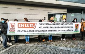 Greve por mais funcionários nas escolas de Canelas