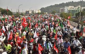 Agricultores indianos mantêm-se firmes na defesa do sector