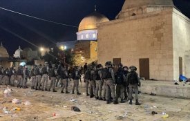 Ataque a mesquita deixa feridos mais de 200 palestinianos