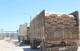 Civis sírios fazem frente a caravana militar norte-americana