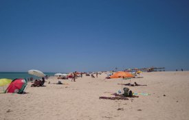 Postos de praia retiram enfermeiros de actividades prioritárias