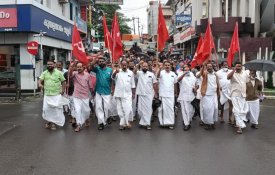 Onda de protestos após ataque à bomba a sede de comunistas em Kerala