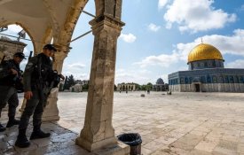 Forças israelitas apreendem livros com a bandeira palestiniana em Jerusalém Oriental