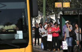 Famílias gastam menos em transportes, manuais escolares e electricidade