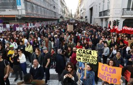 No sábado sai-se outra vez à rua para que todos tenham casas para viver