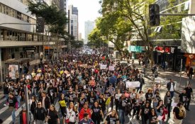 Com protestos nas ruas, assembleia do Paraná aprova privatização de escolas