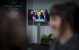  Cimeira na Suíça deixa a paz a marcar passo