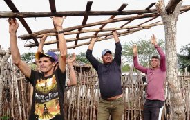  Famílias do MST reconstroem casas em acampamento atacado na Paraíba