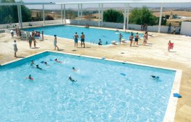 Trabalham na escola durante a semana e nas piscinas aos sábados e domingos