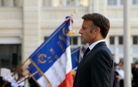 Entre a espada e a parede, Macron insiste na «grave inacção» olímpica 