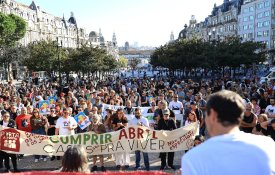 Porta a Porta entrega petição no Parlamento pelo direito à habitação