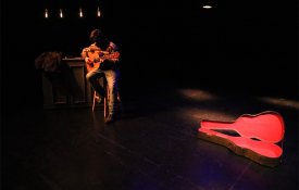 Tiago Moreira interpreta «O Homem da Guitarra» no palco das Caldas