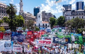 Milhares protestam nas ruas de Buenos Aires: «aumenta a miséria e a fome»