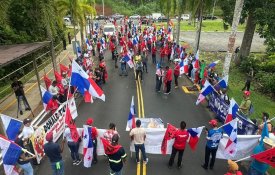 Trabalhadores panamenhos protestam frente à Embaixada dos EUA