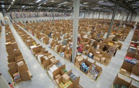 Trabalhadores dormem em tendas junto às instalações da Amazon na Escócia