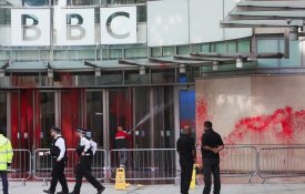 Centenas de jornalistas acusam BBC de «racismo» e «censura» sobre a Palestina