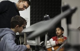 Regulamento impede frequência de ensino artístico musical por crianças carenciadas