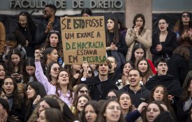 Estudantes bloqueiam acessos à Faculdade de Direito de Lisboa em protesto