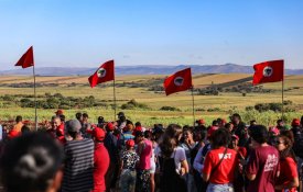 «A terra tem que estar na mão do povo», afirma Lula em Minas Gerais