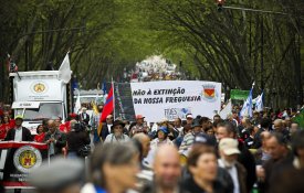 Acção de eleitos autárquicos, «ao longo de anos e anos», desmente Catarina Martins