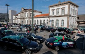 Taxistas fazem vigília em frente ao Ministério do Ambiente esta sexta-feira