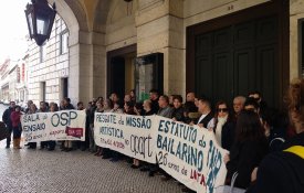 Trabalhadores do São Carlos e da Companhia Nacional de Bailado em protesto