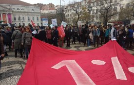 Manifestantes exigem: «Cultura acima de zero!»