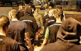 Fascistas italianos e polacos fazem rondas na praia de Rimini