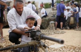 Israel alarga direito de posse de arma a centenas de milhares de civis