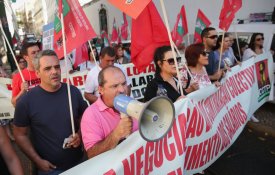 Trabalhadores exigem aumento dos salários à porta da Cimeira do Turismo 