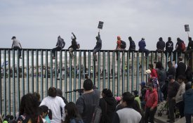 Grupos de emigrantes centro-americanos chegam à fronteira com os EUA