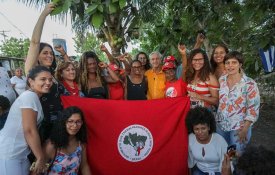 Caetano Veloso visitou agricultores do MST na terra onde nasceu