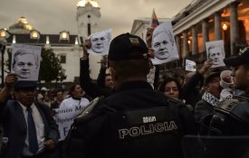 Assange preso pela Polícia britânica na Embaixada equatoriana em Londres