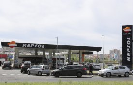 Se o preço do petróleo cai, como é que a gasolina aumenta?