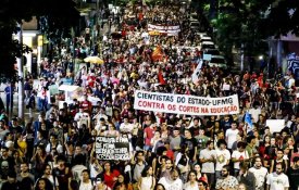 Estudantes enchem as ruas em novos protestos contra as políticas de Bolsonaro