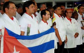 Médicos cubanos reafirmam altruísmo à chegada de Moçambique