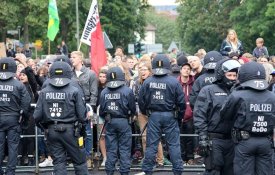 Polícia alemã prende 12 em manifestação de apoio aos refugiados