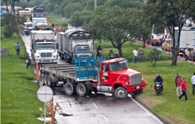 Camionistas colombianos intensificam protesto