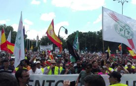 Taxistas espanhóis protestam contra Uber e Cabify