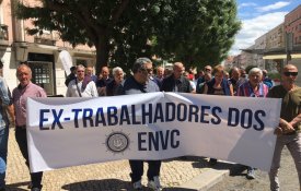 Ex-trabalhadores dos estaleiros de Viana protestam no Ministério do Trabalho