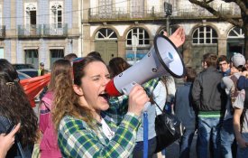 Estudantes exigem mais funcionários e a remoção do amianto