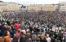 Milhares de finlandeses manifestaram-se contra o racismo e o fascismo