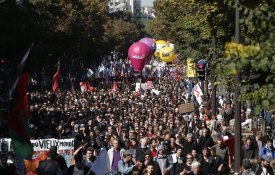 Milhares nas ruas contra a reforma laboral em França